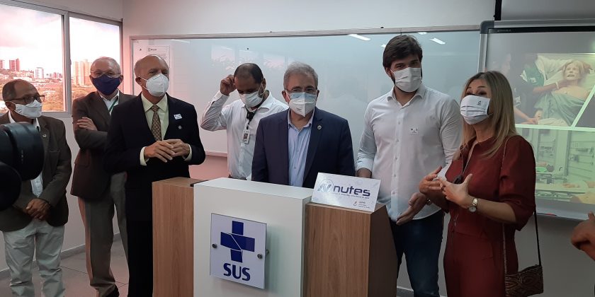 Ministro visita UEPB e conhece projetos do Núcleo de Tecnologias em Saúde que auxiliam no combate à Covid-19